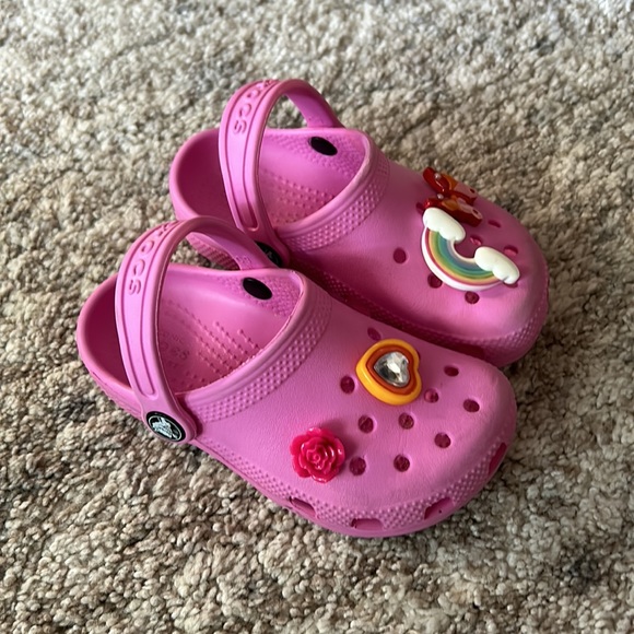 RAINBOW BUTTERFLY HEART- CROCS KIDS size 9💕😻 - Picture 3 of 4